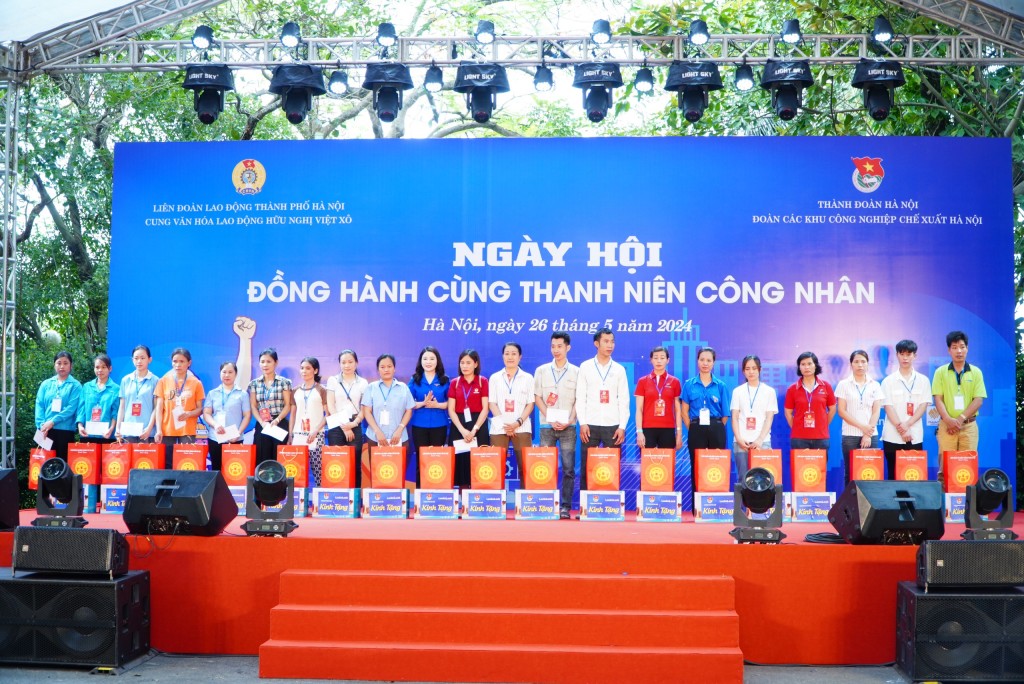 Sôi nổi Ngày hội đồng hành cùng thanh niên công nhân