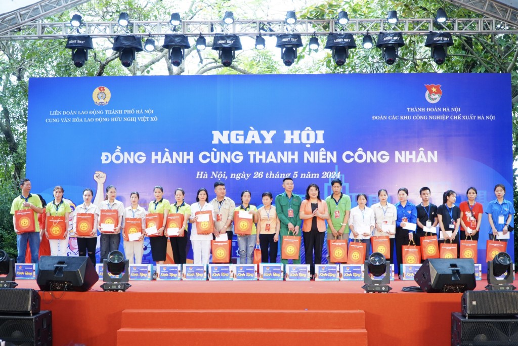 Sôi nổi Ngày hội đồng hành cùng thanh niên công nhân