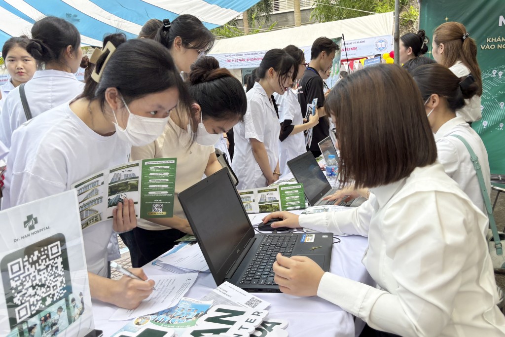 Sinh viên tìm hiểu nhu cầu tuyển dụng trong Ngày hội việc làm 2024