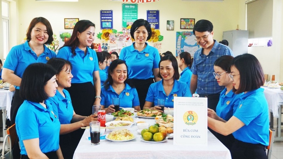 Ấm áp phút giây đoàn viên Trường Tiểu học Phúc Lợi chung vui bên “Bữa cơm Công đoàn”