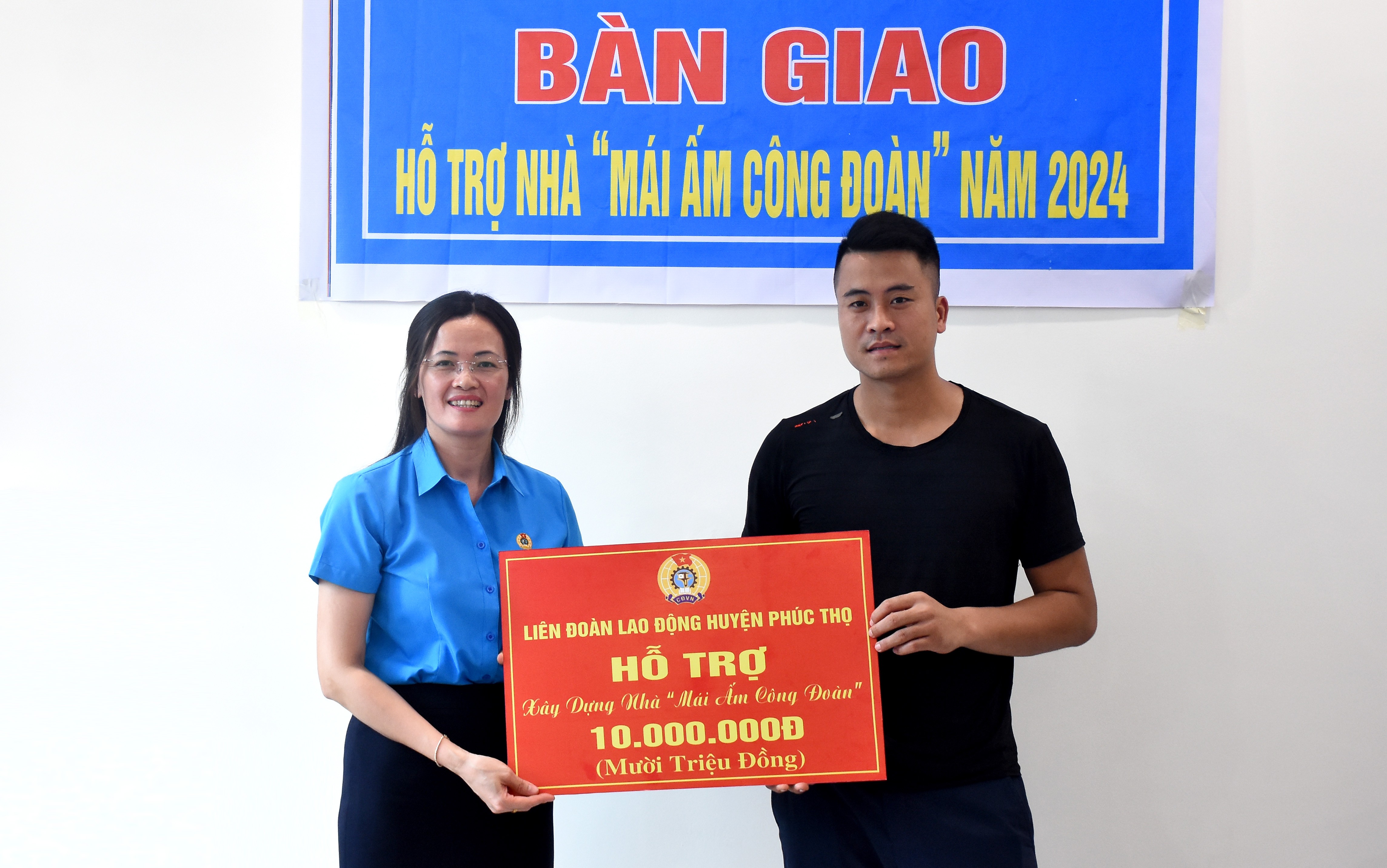 Trao hỗ trợ kinh phí xây dựng “Mái ấm Công đoàn” cho đoàn viên huyện Phúc Thọ