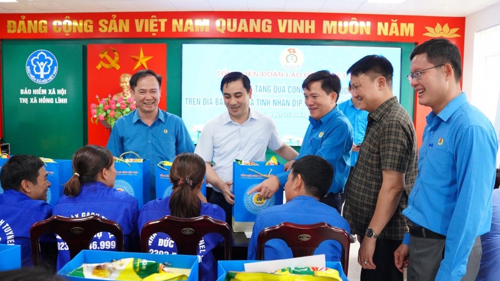 Đoàn công tác Tổng LĐLĐ Việt Nam thăm hỏi, trao  quà cho công nhân game bài uy tín
 Hà Tĩnh
