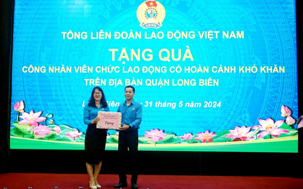 Lãnh đạo Tổng LĐLĐ Việt Nam thăm, tặng quà đoàn viên Công đoàn quận Long Biên