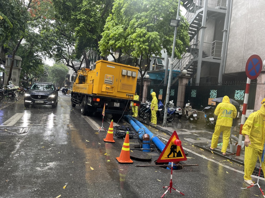 Hà Nội: Mưa lớn gây ngập úng, công nhân thoát nước căng mình ứng trực