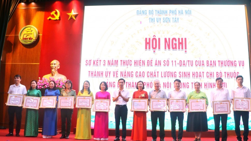 Sơn Tây: Khen thưởng nhiều tập thể, cá nhân tiêu biểu trong tổ chức sinh hoạt Chi bộ cơ sở