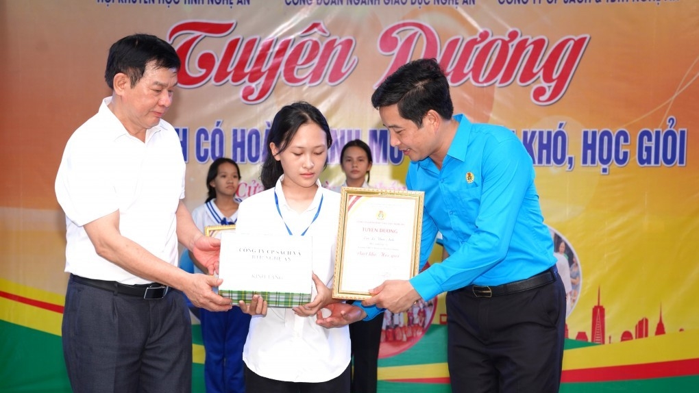 Nghệ An: Xúc động chương trình tuyên dương học sinh có hoàn cảnh mồ côi vượt khó, học giỏi