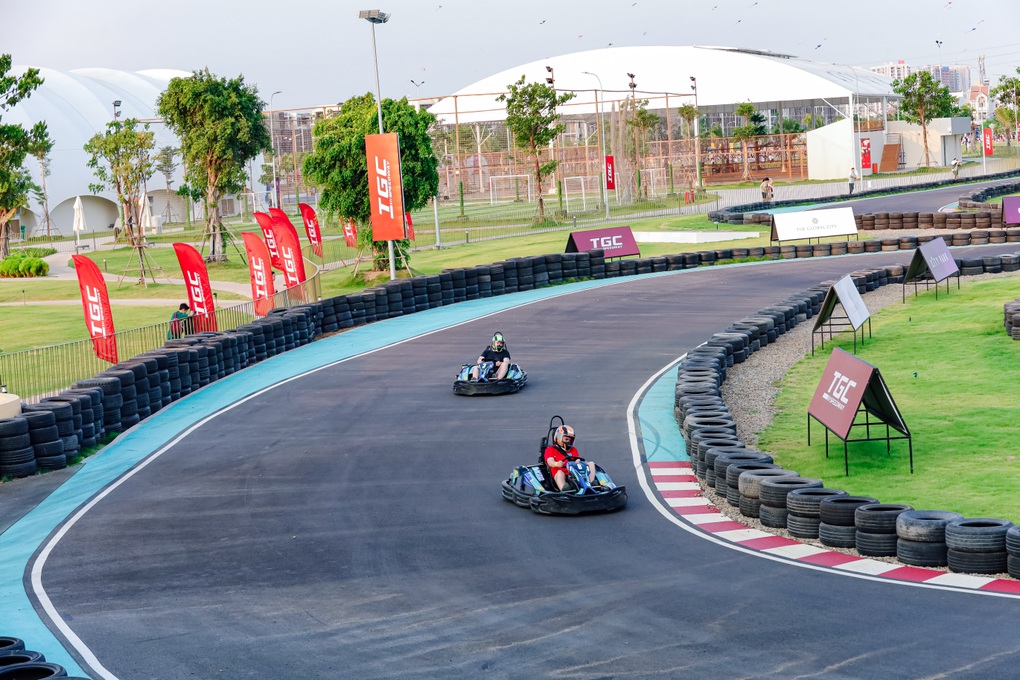 Thử thách tốc độ trên đường đua Go-kart tích hợp dài hàng đầu Đông Nam Á luôn là hoạt động được các bạn trẻ xếp hàng chờ đến lượt tại TGC Speedway - City Park.