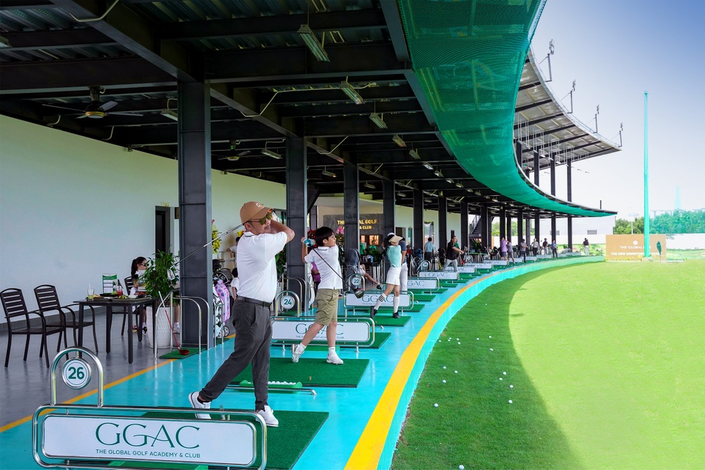 Thỏa đam mê cùng những cú đánh "swing" tại The Global Golf Academy & Club. Đây không chỉ là nơi giải trí cho các bậc phụ huynh, mà còn là nơi huấn luyện, ươm mầm cho các tài năng trẻ đam mê bộ môn golf với đội ngũ huấn luyện viên sở hữu chứng chỉ quốc tế.