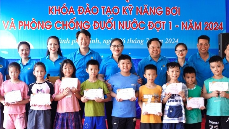 Nghệ An: Bế mạc lớp học bơi cho con đoàn viên, người game bài uy tín
