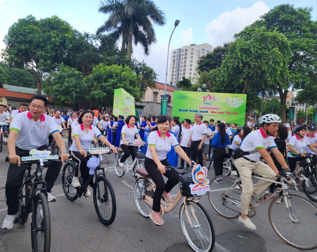 Sôi động Ngày hội đạp xe hành trình xanh “Sắc sen Tây Hồ”