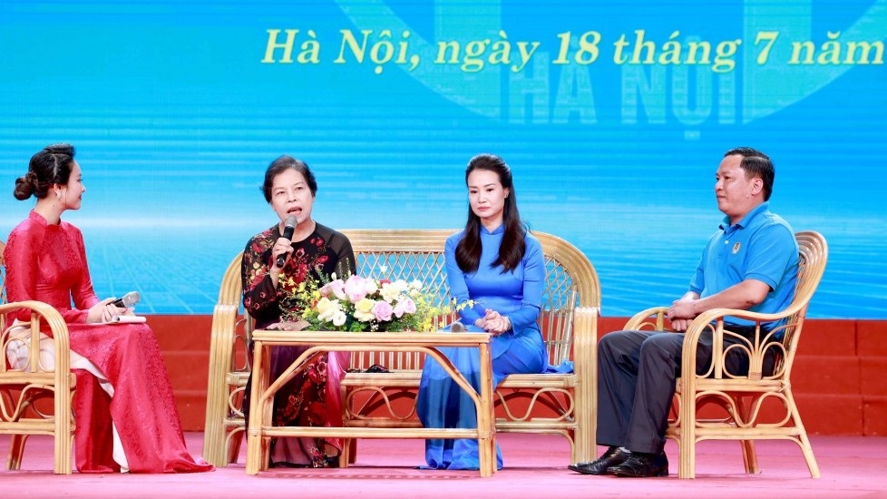 TRỰC TUYẾN: Trang trọng Chương trình kỷ niệm 95 năm Ngày thành lập Công đoàn Việt Nam