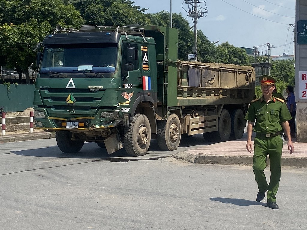 Khởi tố, bắt tạm giam 2 đối tượng liên quan vụ tai nạn giao thông làm 4 người tử vong tại huyện Hoài Đức