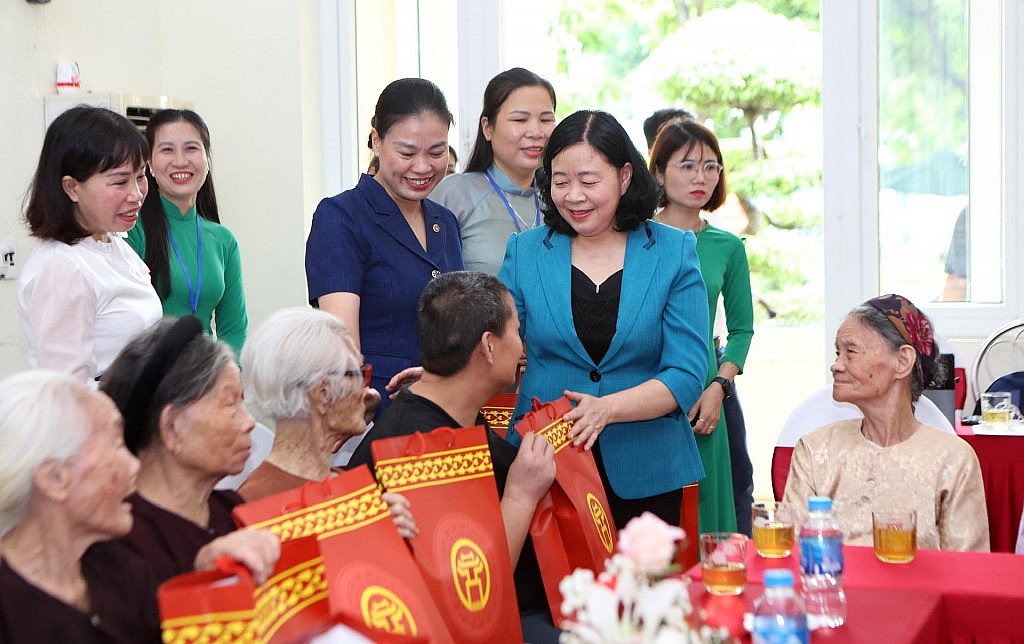 Bí thư Thành ủy Hà Nội Bùi Thị Minh Hoài thăm, tặng quà người có công