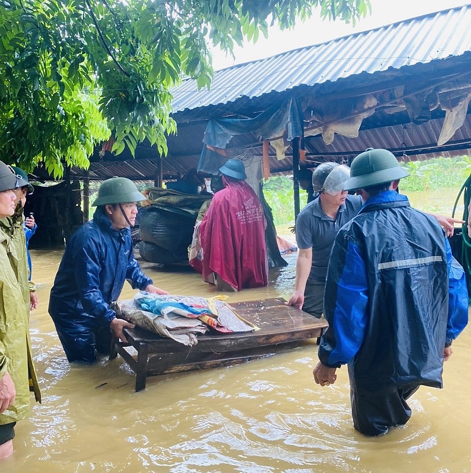 Hà Nội: Lực lượng Công an giúp dân khắc phục hậu quả mưa lũ