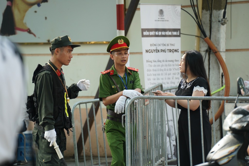 Người dân tiếp tục đến viếng Tổng Bí thư Nguyễn Phú Trọng với lòng tiếc thương vô hạn