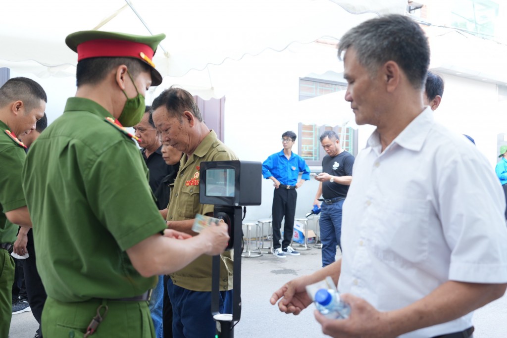 Người dân tiếp tục đến viếng Tổng Bí thư Nguyễn Phú Trọng với lòng tiếc thương vô hạn