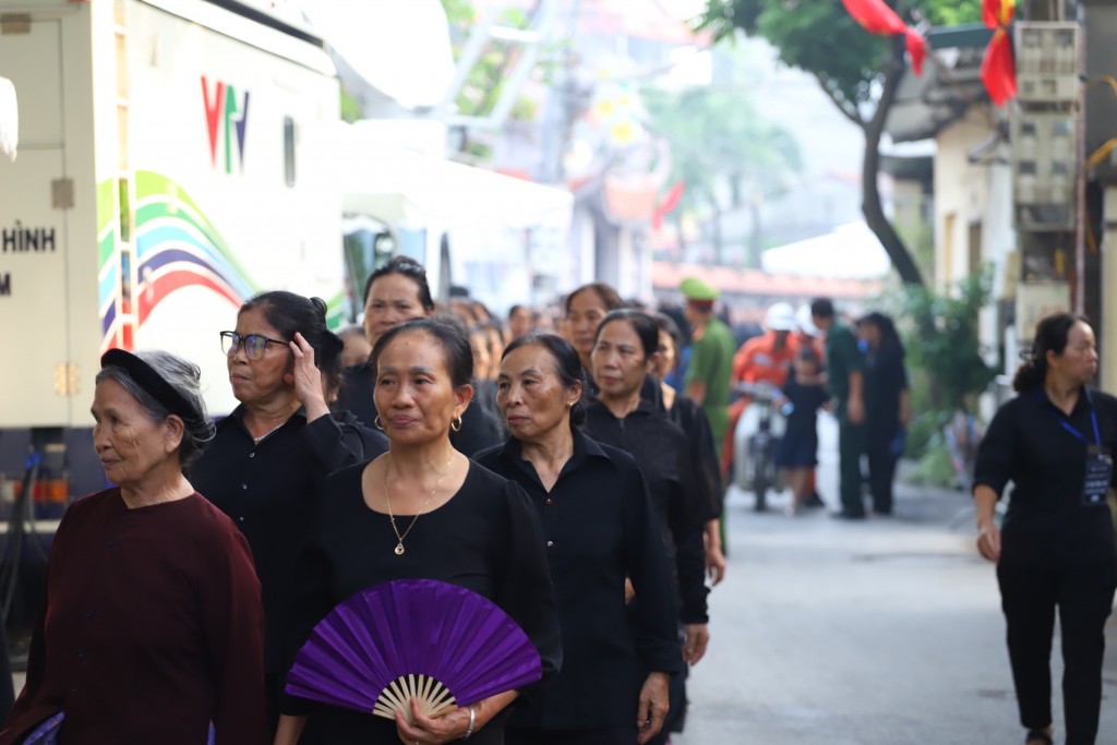 Người dân tiếp tục đến viếng Tổng Bí thư Nguyễn Phú Trọng với lòng tiếc thương vô hạn