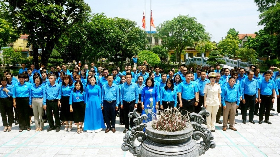 Lãnh đạo Tổng LĐLĐ Việt Nam và cán bộ Công đoàn tiêu biểu dâng hương tưởng niệm đồng chí Nguyễn Văn Linh