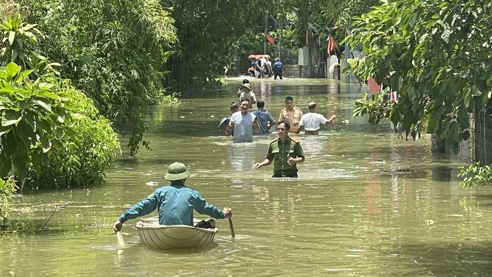 Hà Nội khẩn trương khắc phục khó khăn cho người dân vùng ngập lụt