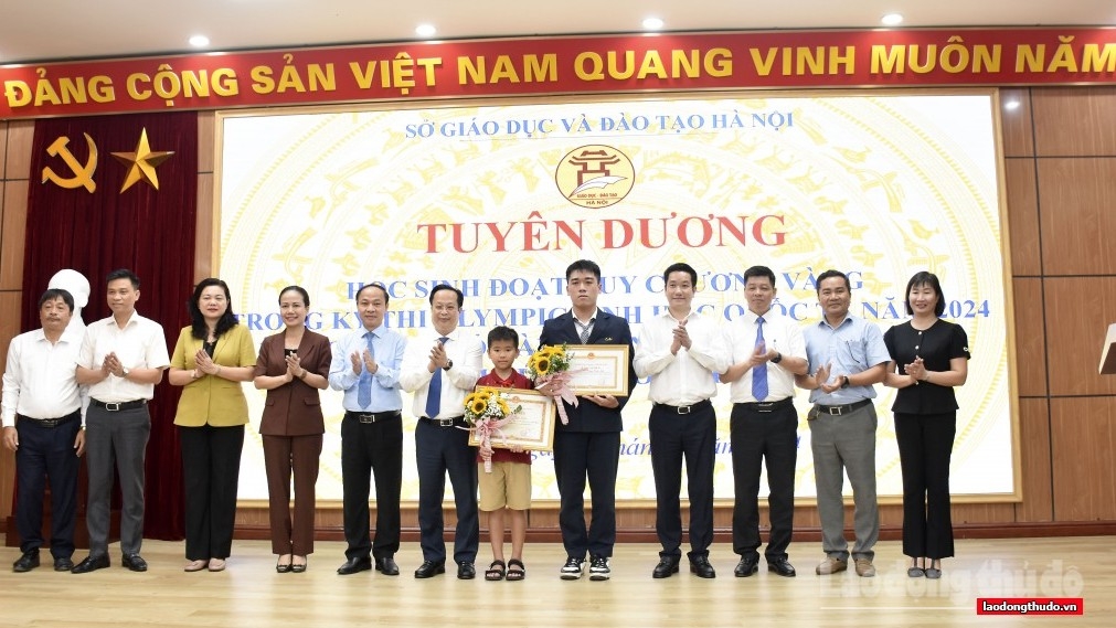 Biểu dương học sinh có thành tích cao và hành động đẹp, việc làm tốt