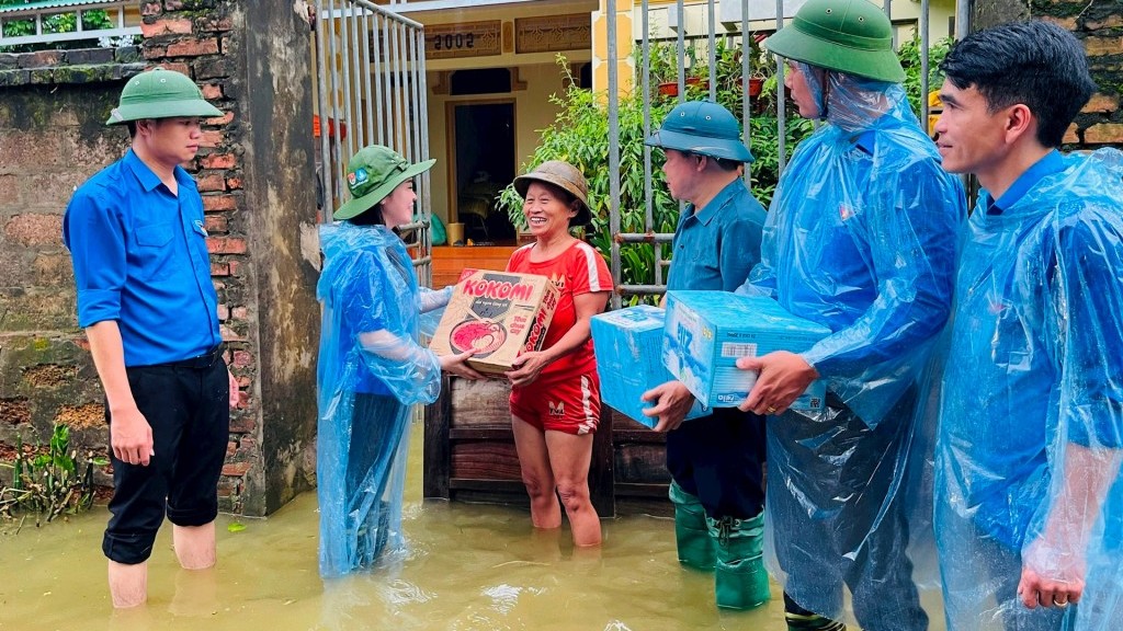 Tuổi trẻ Thủ đô trao quà hỗ trợ bà con 2 huyện Chương Mỹ, Quốc Oai