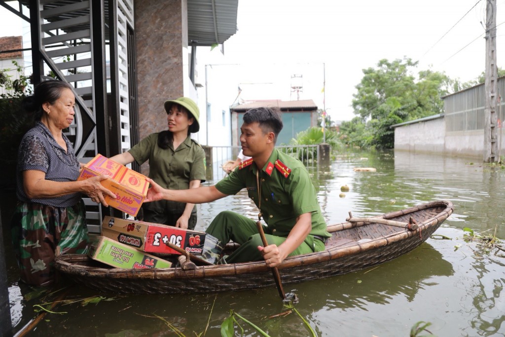 Công an huyện Chương Mỹ hỗ trợ người dân vùng "rốn lũ"