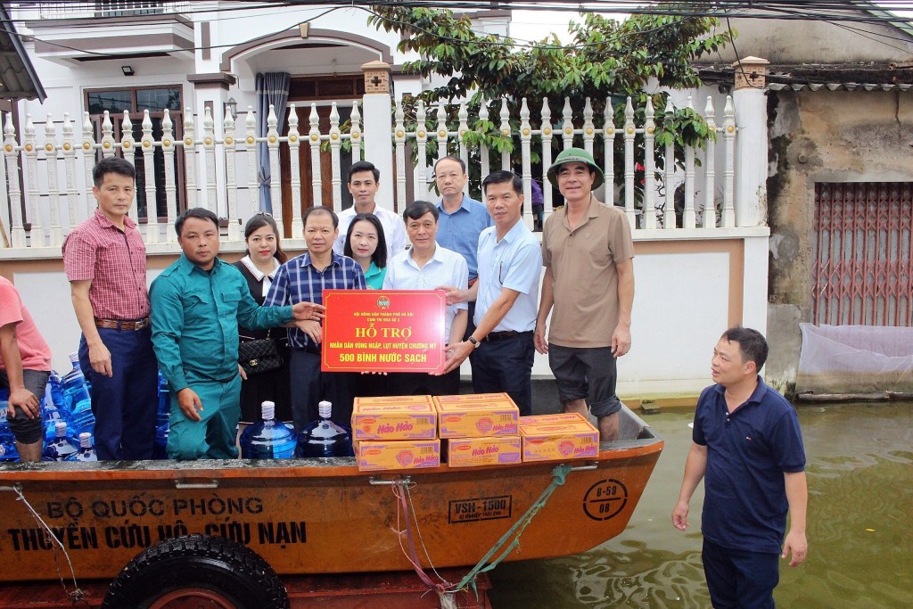 Hội Nông dân thành phố Hà Nội tặng quà hỗ trợ người dân vùng lũ huyện Chương Mỹ