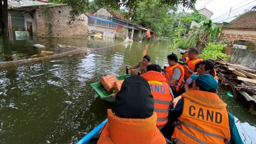 Lực lượng Cảnh sát Phòng cháy chữa cháy hỗ trợ nhân dân khắc phục hậu quả sau lũ