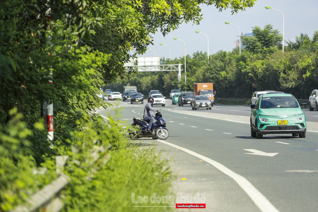 Bất chấp nguy hiểm hàng loạt tài xế xe máy đi vào cao tốc Đại lộ Thăng Long