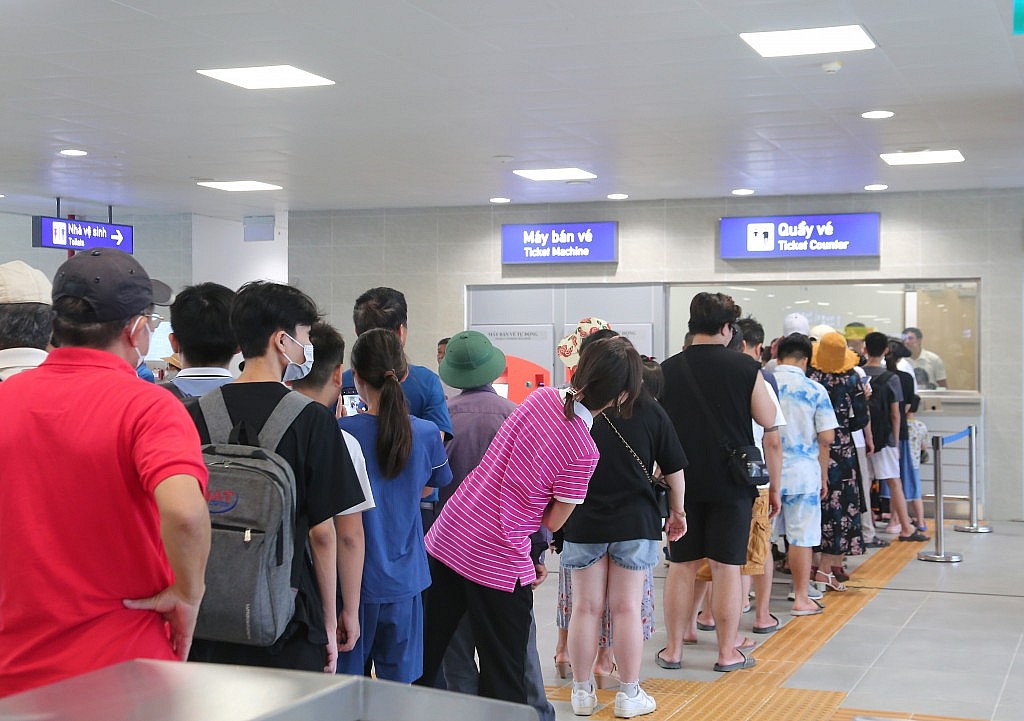 Chùm ảnh: Người dân xếp hàng trải nghiệm metro Nhổn - Ga Hà Nội