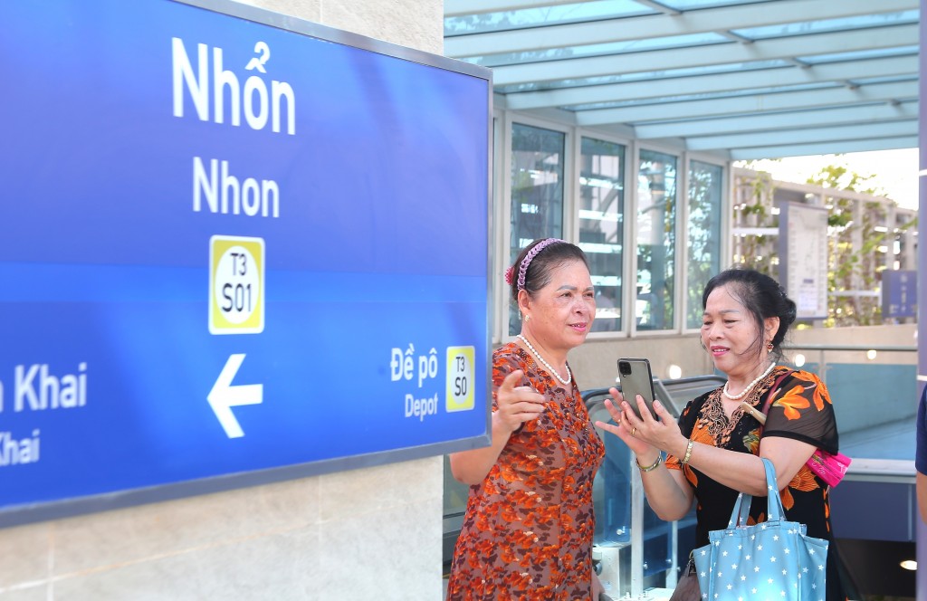 Chùm ảnh: Người dân xếp hàng trải nghiệm metro Nhổn - Ga Hà Nội