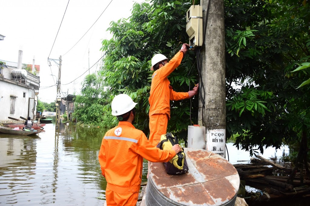 Hà Nội: Đảm bảo cấp điện an toàn cho những địa bàn ngập lụt