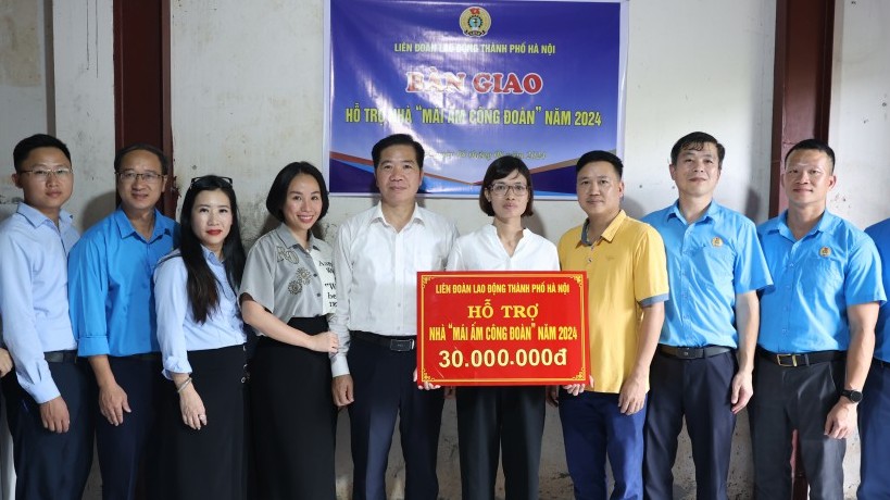 Trao hỗ trợ kinh phí sửa chữa “Mái ấm Công đoàn” cho đoàn viên huyện Đông Anh