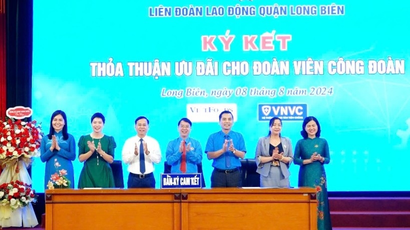 Ký Thỏa thuận, dành nhiều ưu đãi cho đoàn viên Công đoàn quận Long Biên