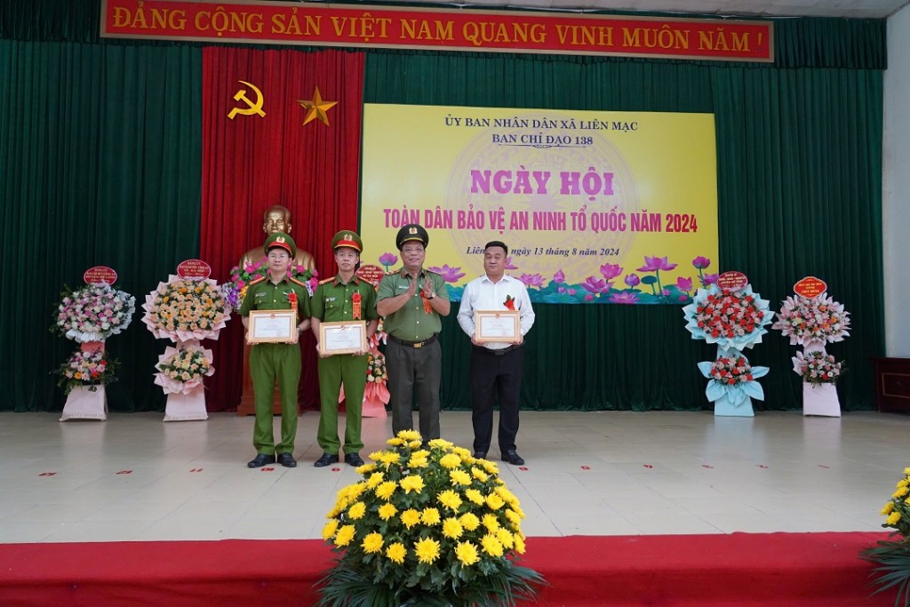 Giám đốc Công an Hà Nội dự Ngày hội "Toàn dân bảo vệ an ninh Tổ quốc" tại huyện Mê Linh