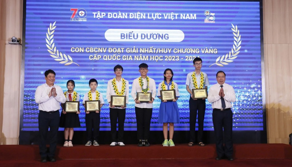 Biểu dương gia đình và con cán bộ, công nhân viên EVN tiêu biểu năm 2024