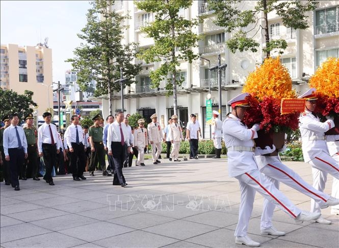 Tổng Bí thư, Chủ tịch nước Tô Lâm dâng hoa trước tượng đài Bác Hồ tại Thành phố Hồ Chí Minh