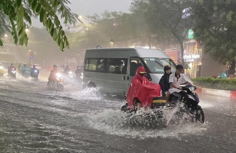 Cảnh báo: Chiều và tối nay khẳ năng xảy ra dông lốc, mưa lớn cục bộ khu vực nội thành Hà Nội