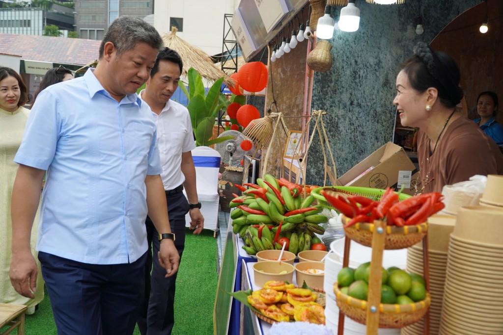 Phó Chủ tịch UBND thành phố Hà Nội kiểm tra các gian hàng tại sự kiện “Những ngày Hà Nội tại Thành phố Hồ Chí Minh”