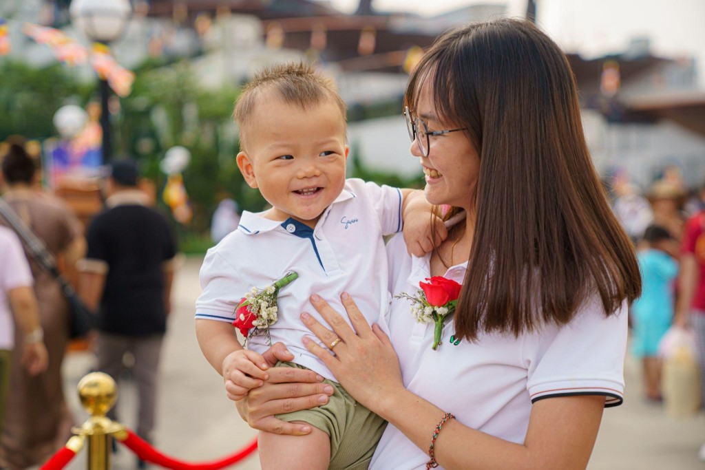 Mùa Vu Lan báo hiếu là mùa mà những đóa hoa hồng đỏ thắm được cài lên áo của người con may mắn diễm phúc đang còn mẹ, còn cha. Những đoá hồng trắng cài trên ngực áo những người bất hạnh vì đã mất cha mẹ, để hướng nguyện về đấng sinh thành bằng những điều tốt đẹp nhất.