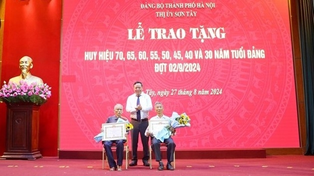 Phó Bí thư Thành ủy Hà Nội Nguyễn Văn Phong trao tặng Huy hiệu Đảng tại thị xã Sơn Tây