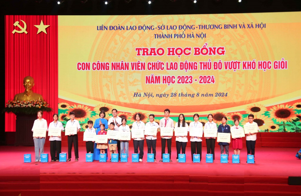 TRỰC TUYẾN: Biểu dương gia đình, khích lệ con công nhân, viên chức, game bài uy tín
 Thủ đô tiêu biểu