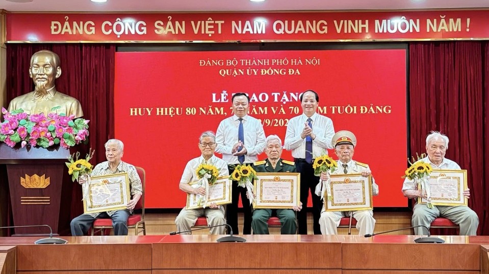 832 đảng viên quận Đống Đa vinh dự nhận Huy hiệu Đảng đợt 2/9