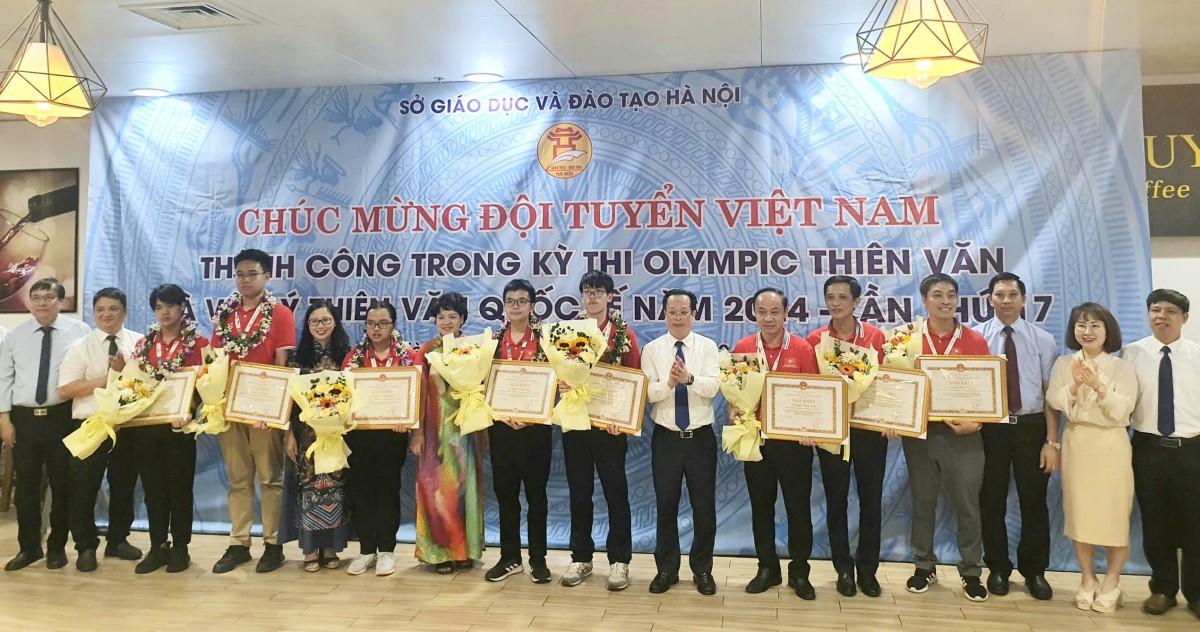 Hà Nội đón và tặng giấy khen cho 5 học sinh đoạt Huy chương Olympic quốc tế