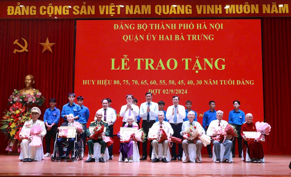 Quận ủy Hai Bà Trưng trao Huy hiệu Đảng cho 534 đảng viên