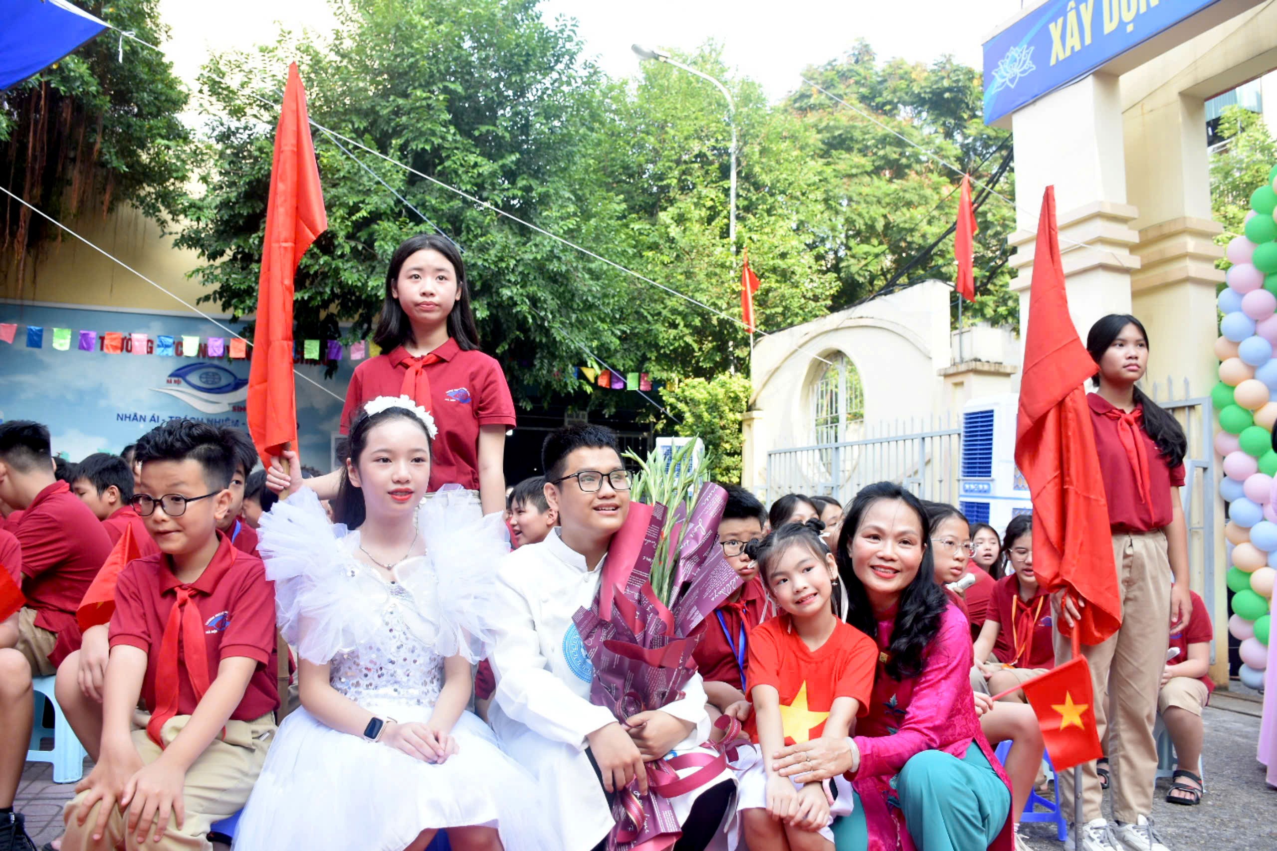 TRỰC TUYẾN: Gần 2,3 triệu học sinh Thủ đô hân hoan chào đón năm học mới