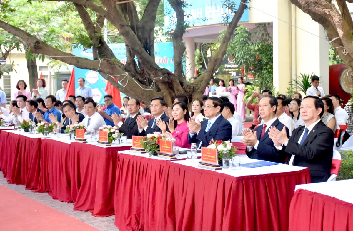 TRỰC TUYẾN: Gần 2,3 triệu học sinh Thủ đô hân hoan chào đón năm học mới