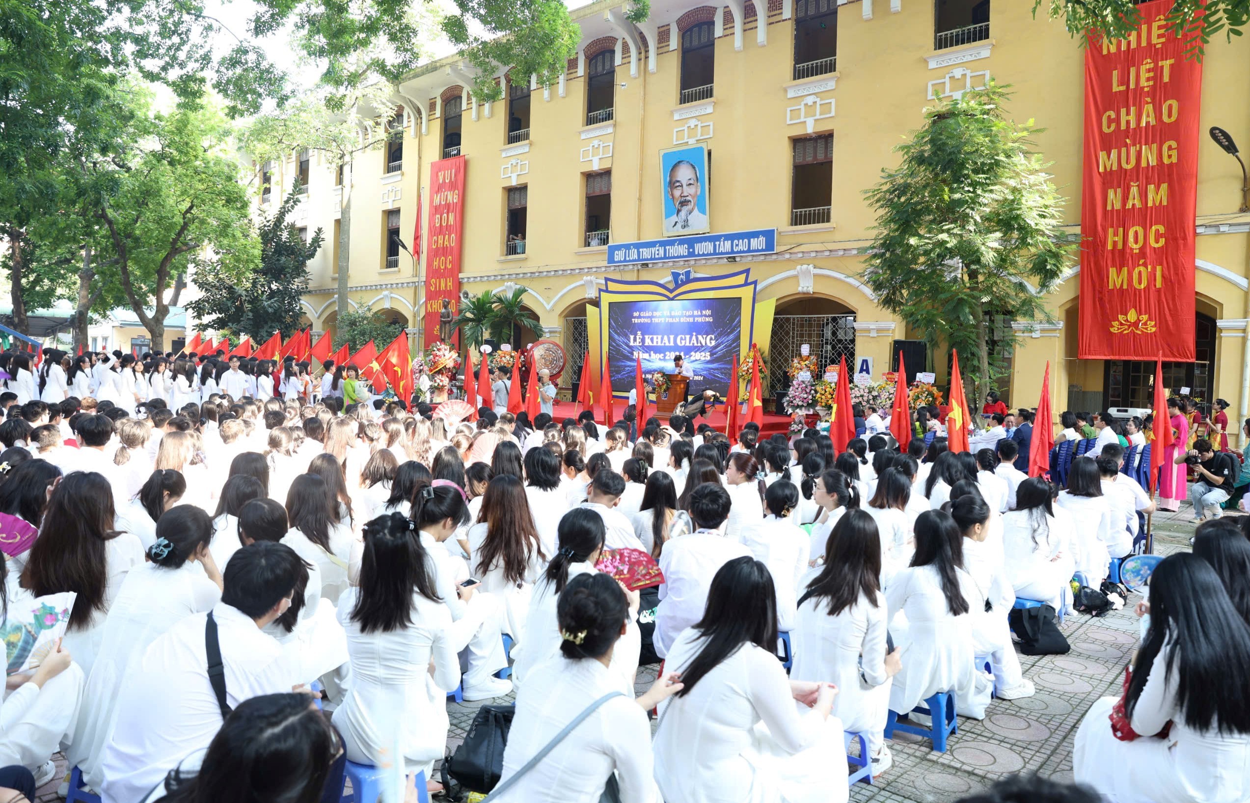 Phó Bí thư Thường trực Thành ủy Hà Nội dự lễ khai giảng tại Trường THPT Phan Đình Phùng