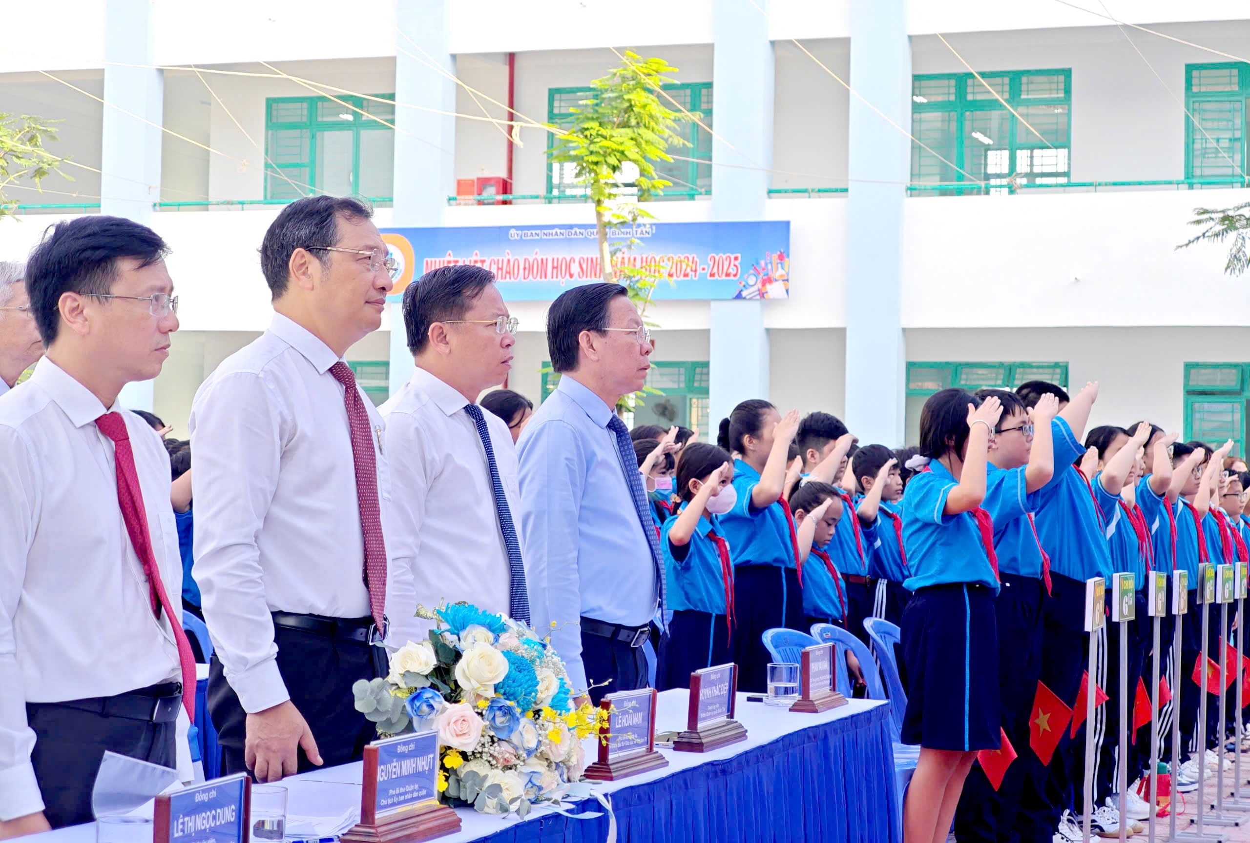 TRỰC TUYẾN: Gần 2,3 triệu học sinh Thủ đô hân hoan chào đón năm học mới