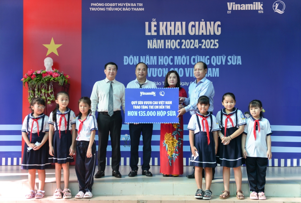 Niềm vui bất ngờ trong ngày khai giảng của học sinh khó khăn Bến Tre